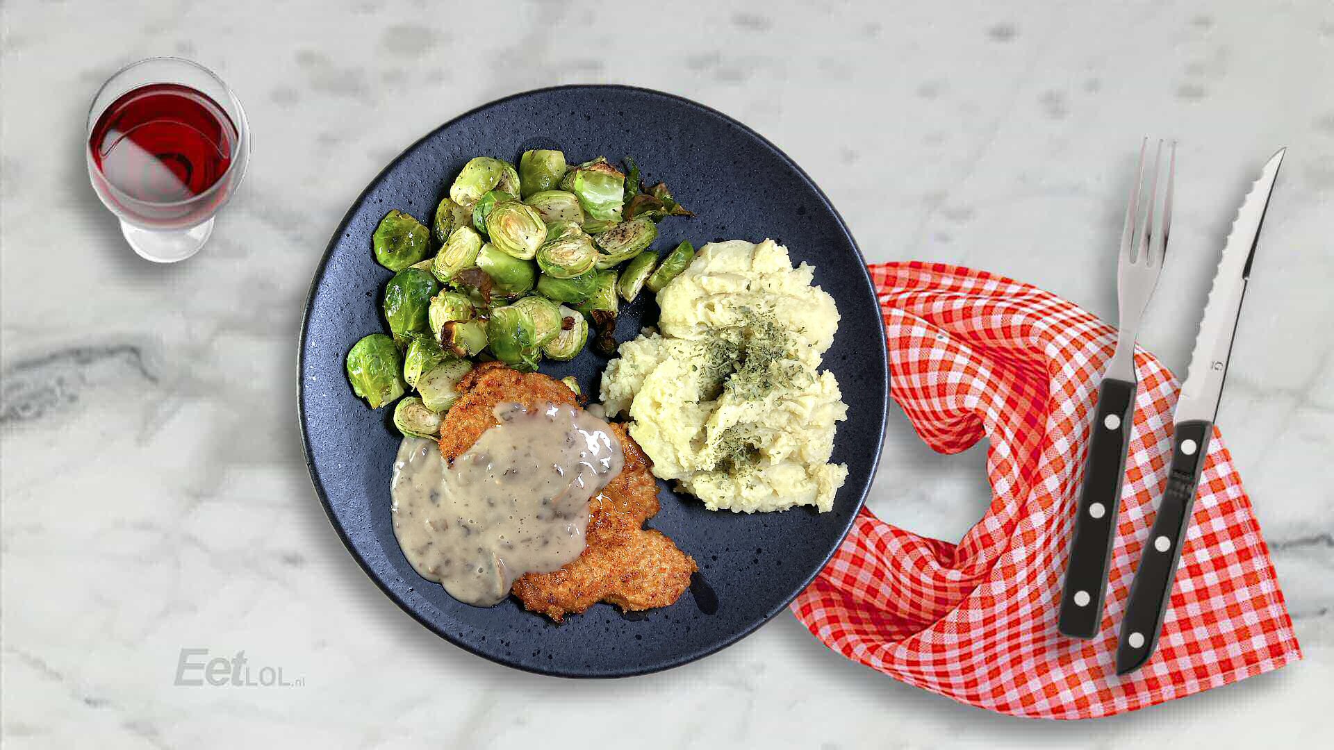 Aardappelpuree met geroosterde spruitjes en schnitzel