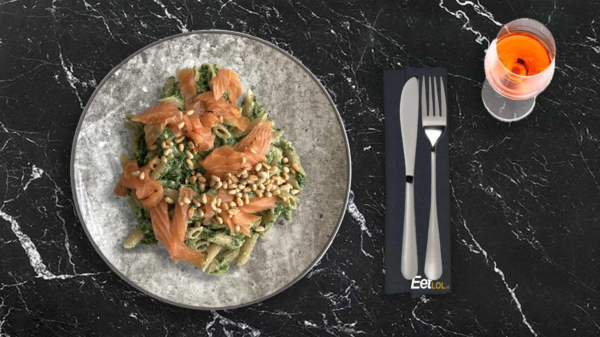 Pasta met diepvriesspinazie en gerookte zalm