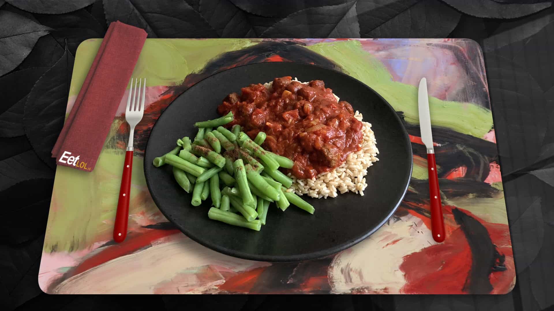 Gehaktballetjes met pittige tomatensaus, rijst en sperziebonen