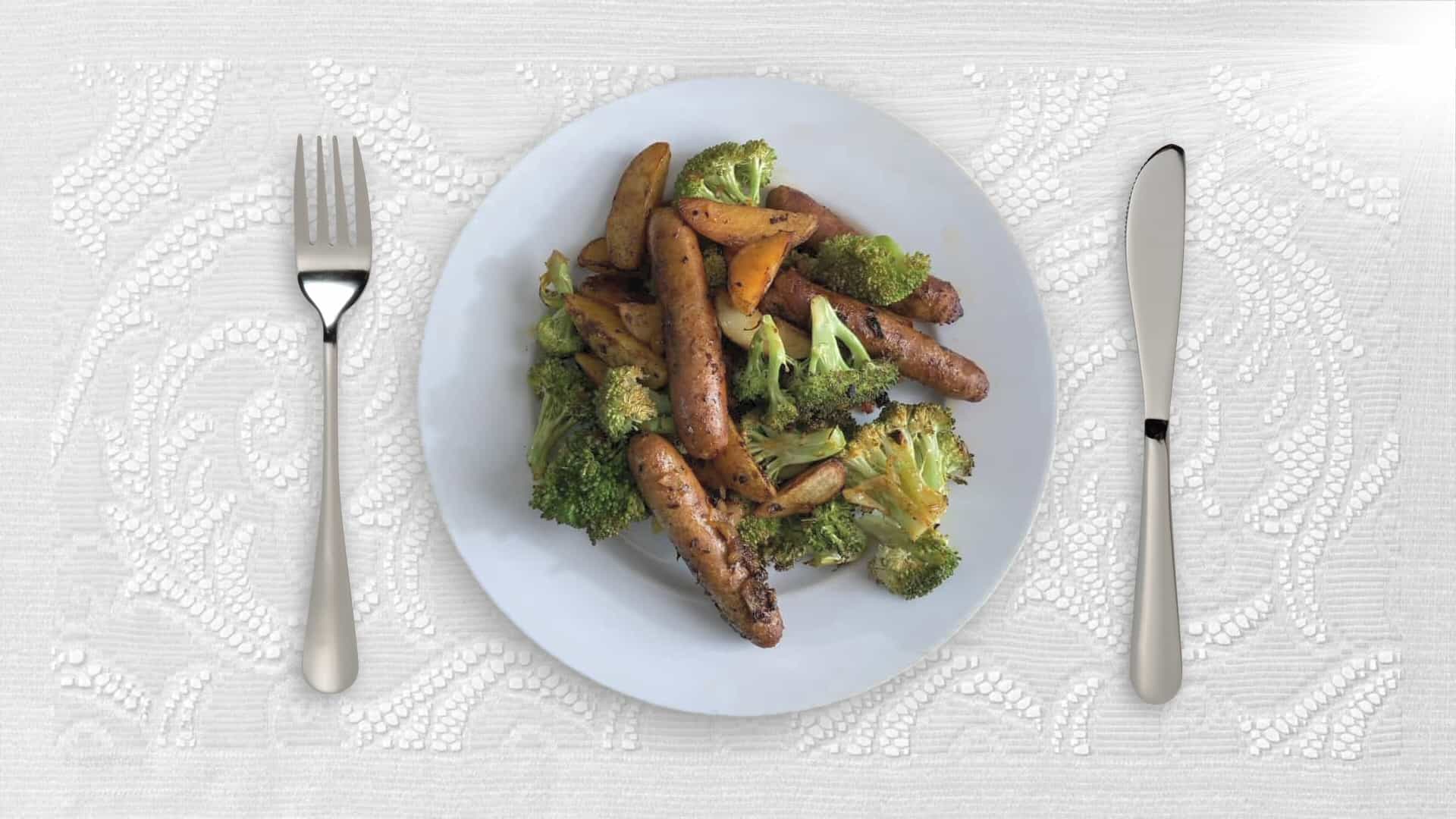 Chipolata worstjes met broccoli en aardappelpartjes