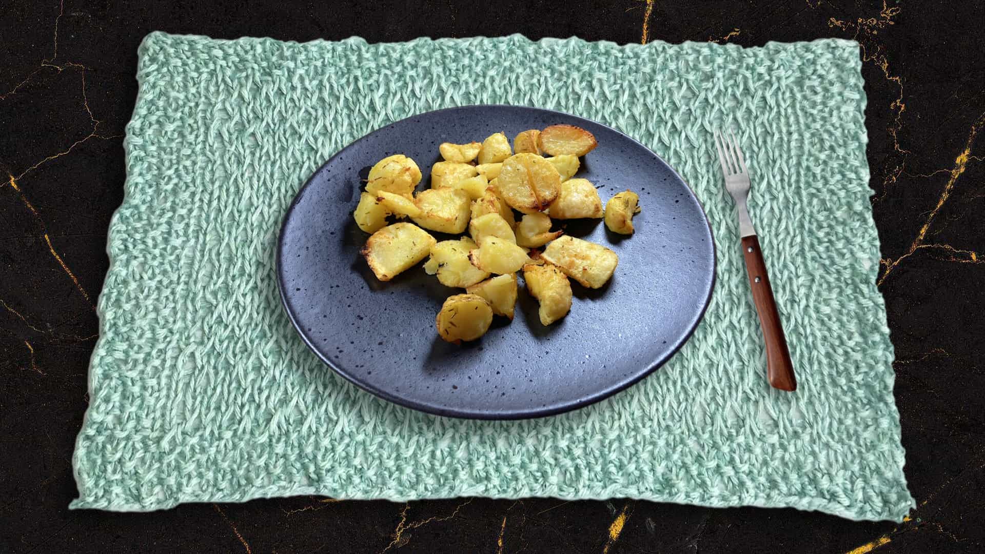 Voorgekookte gebakken aardappelen uit de oven