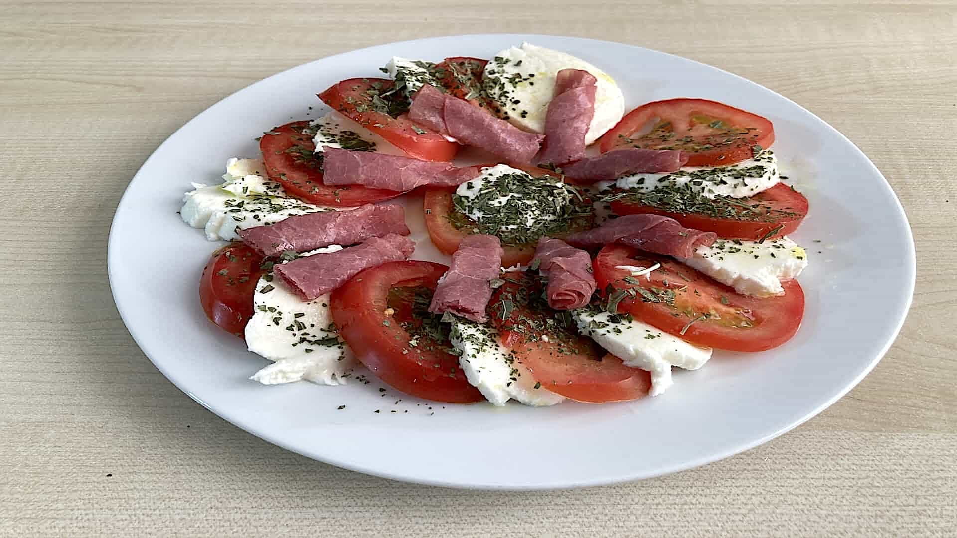 Mozzarella tomaat salade met rookvlees