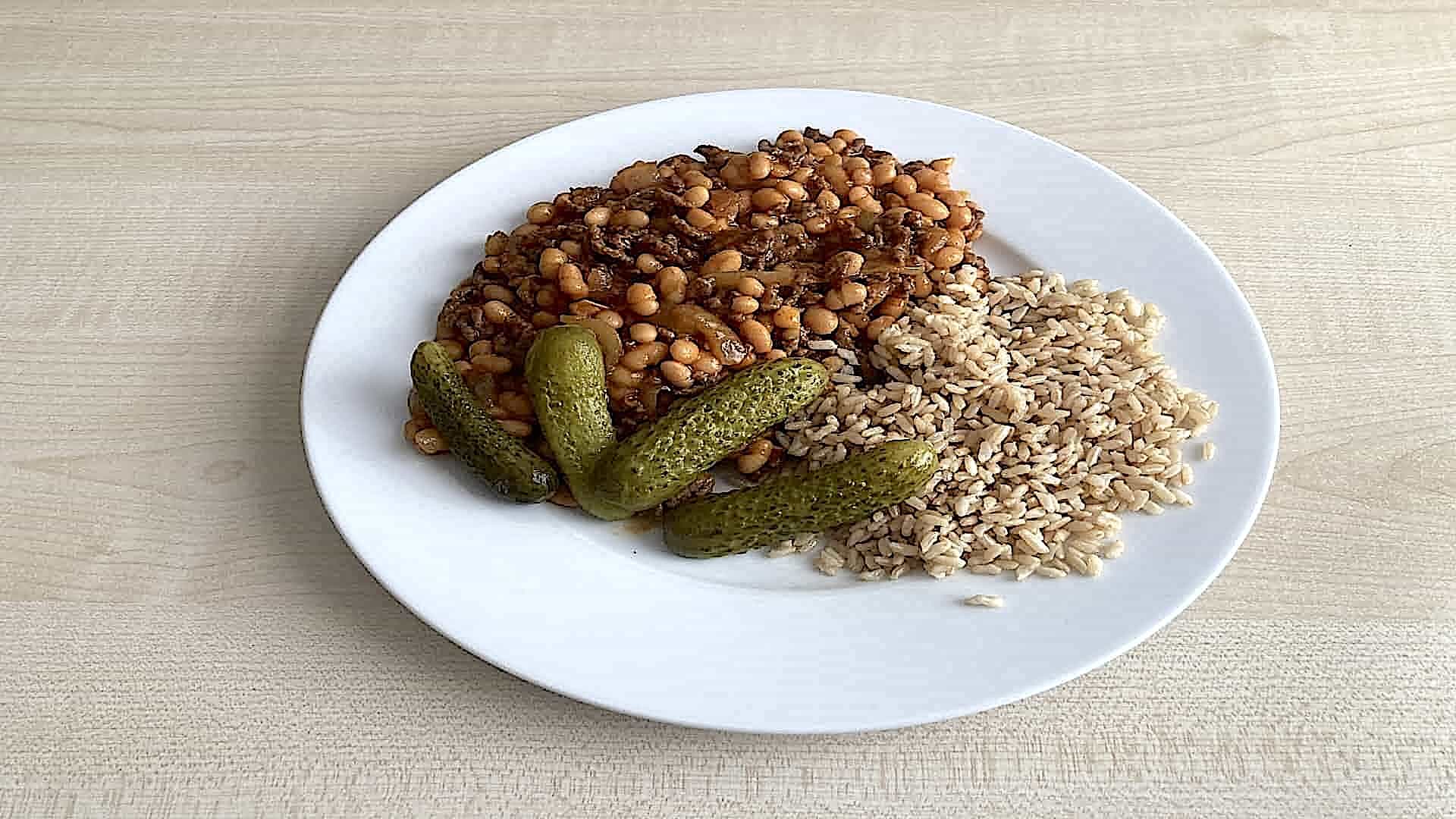 Witte bonen in tomatensaus met gehakt, uien en rijst