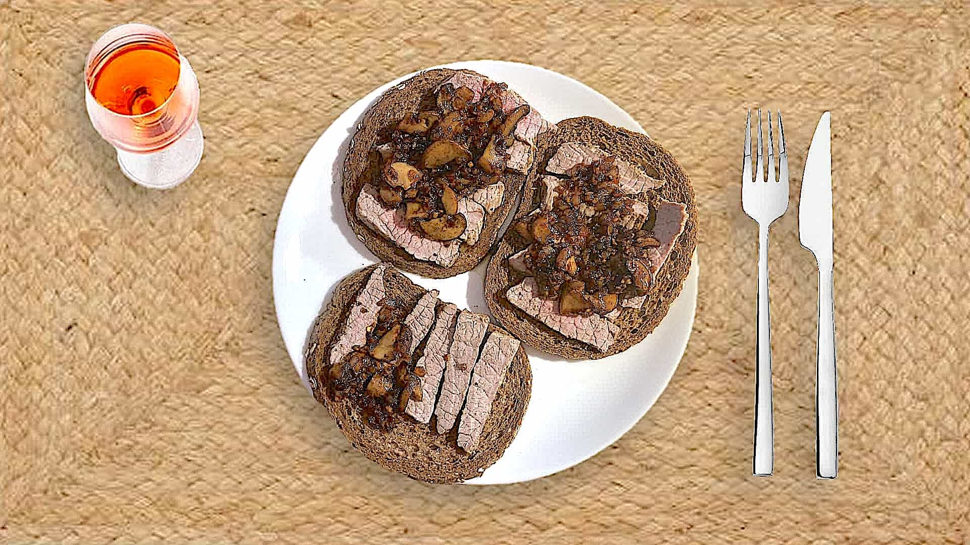 Biefstuk op brood met ui en champignons