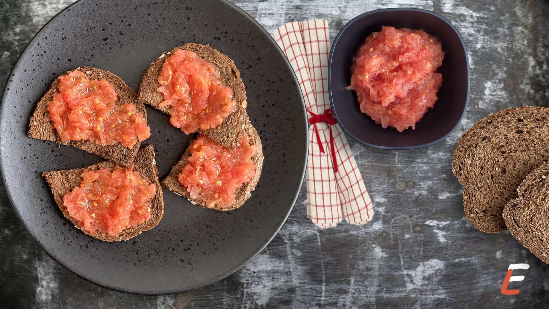 Spaanse geroosterde boterham met tomatenpulp