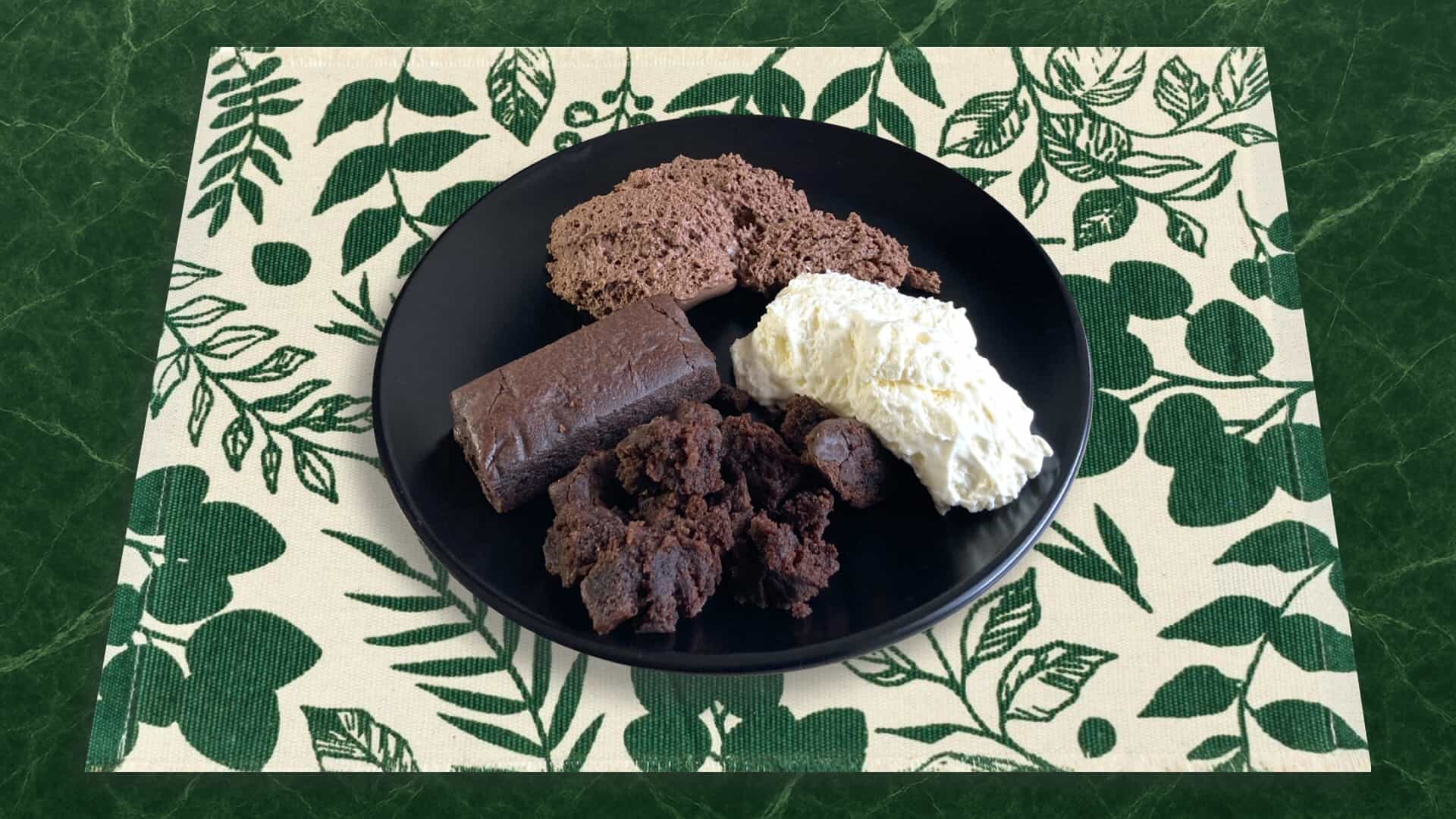 Brownie met chocolademousse en slagroom