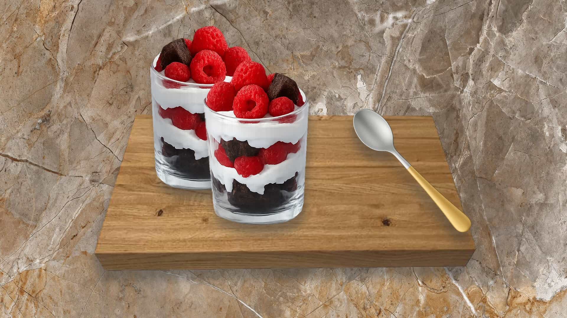 Brownies met slagroom en framboos