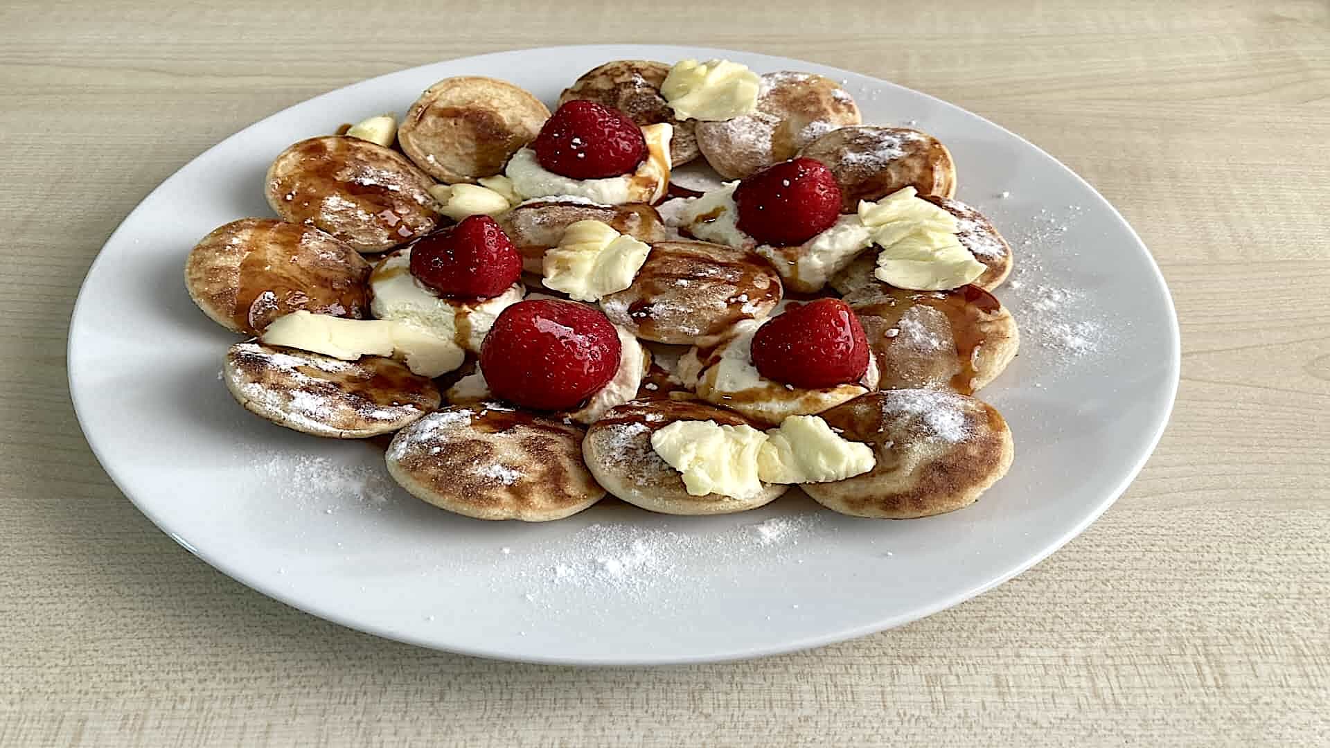 Poffertjes met aardbeien en slagroom