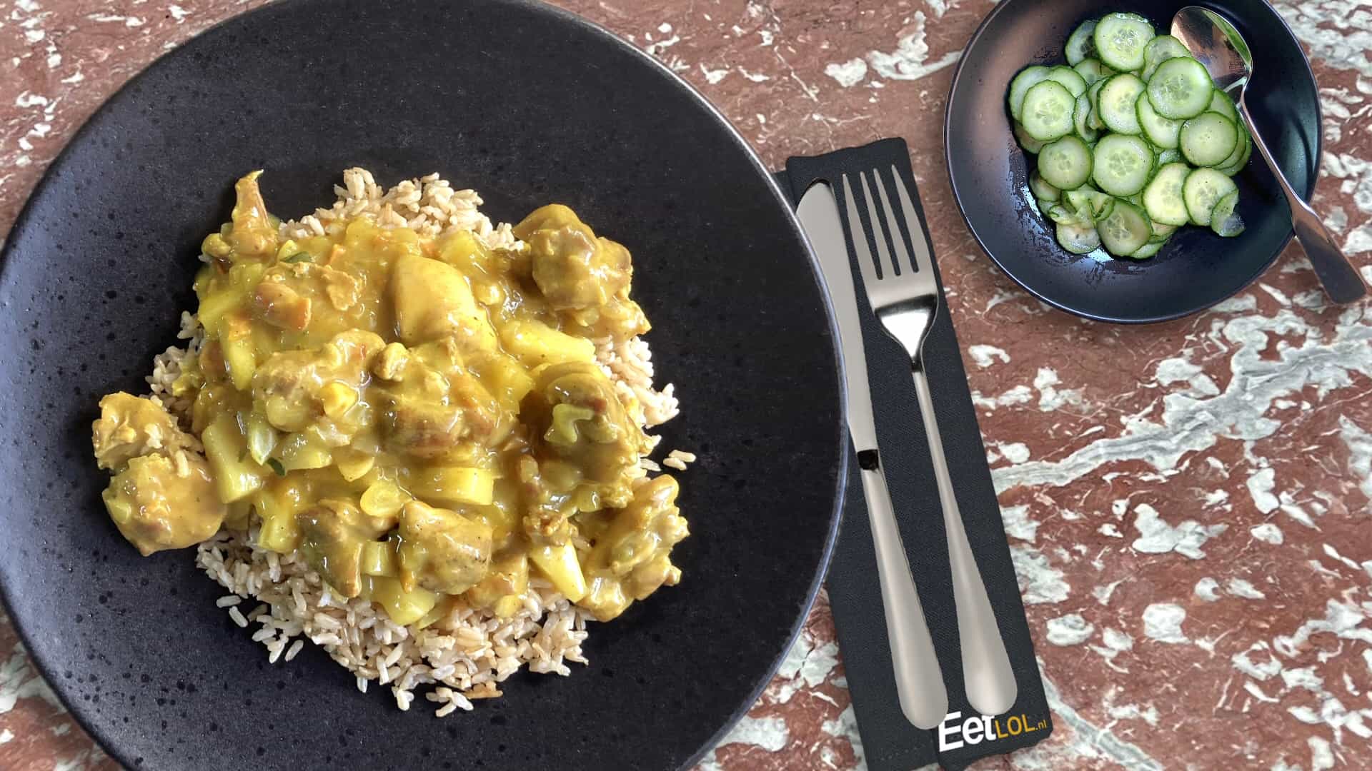 Kip curry met rijst en frisse komkommersalade