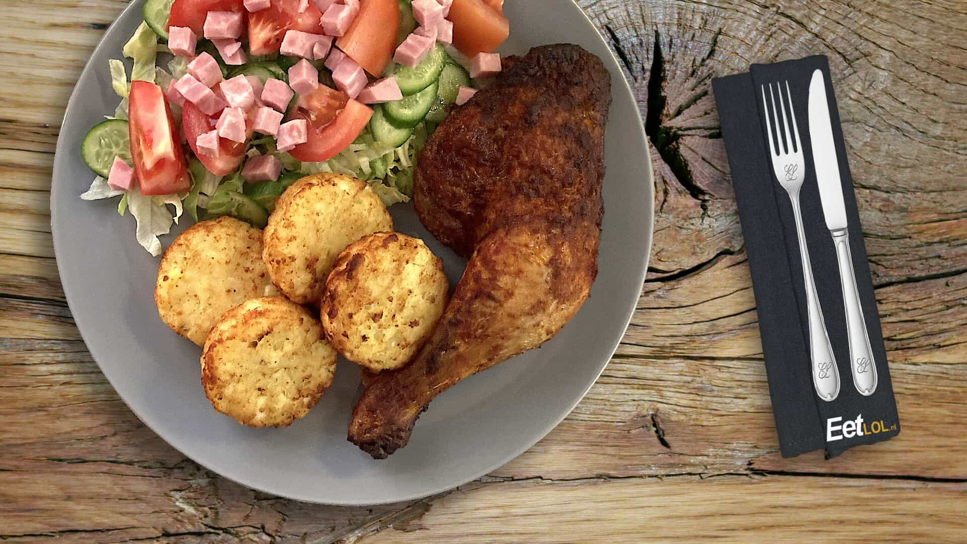 Kippenbout met röstirondjes en sla