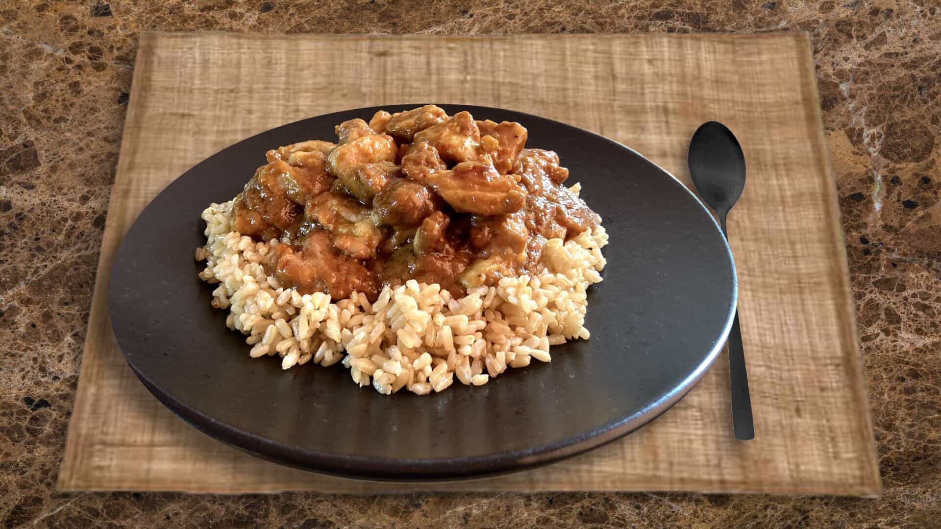 Kippendijen in satésaus met rijst