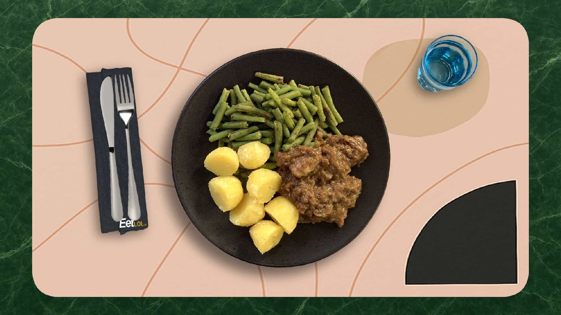 Kippendijen stoof met gekookte aardappelen en sperziebonen