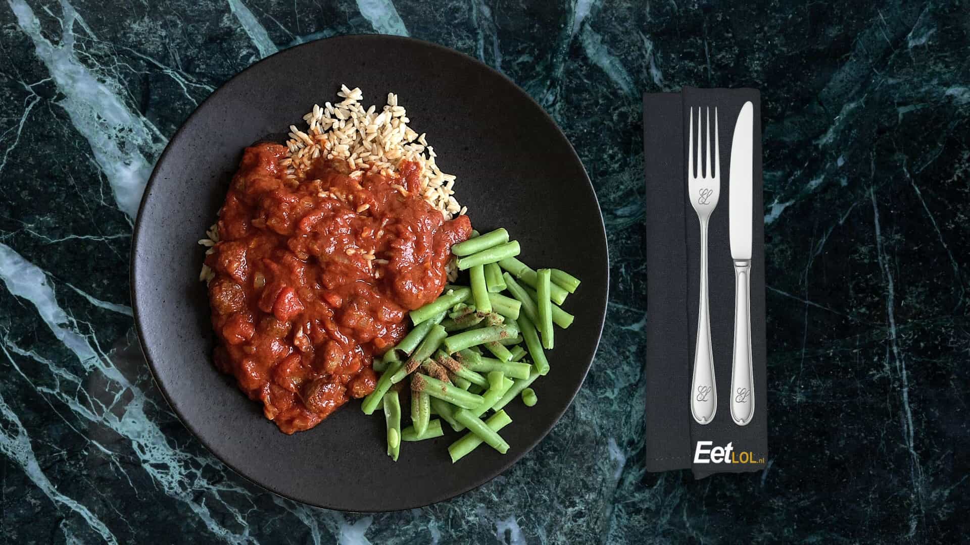 Gehaktballetjes in tomatensaus met sperziebonen