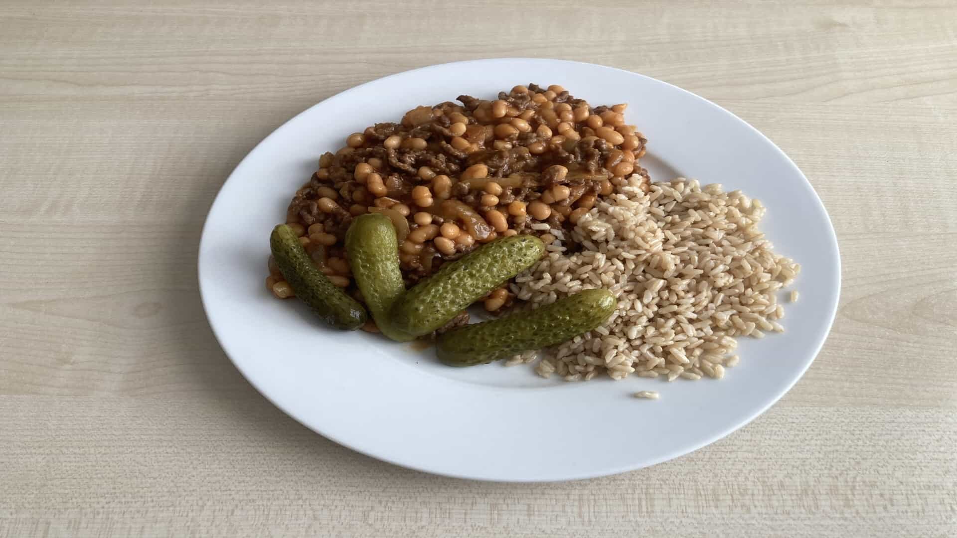 Witte bonen in tomatensaus met gehakt, uien en rijst