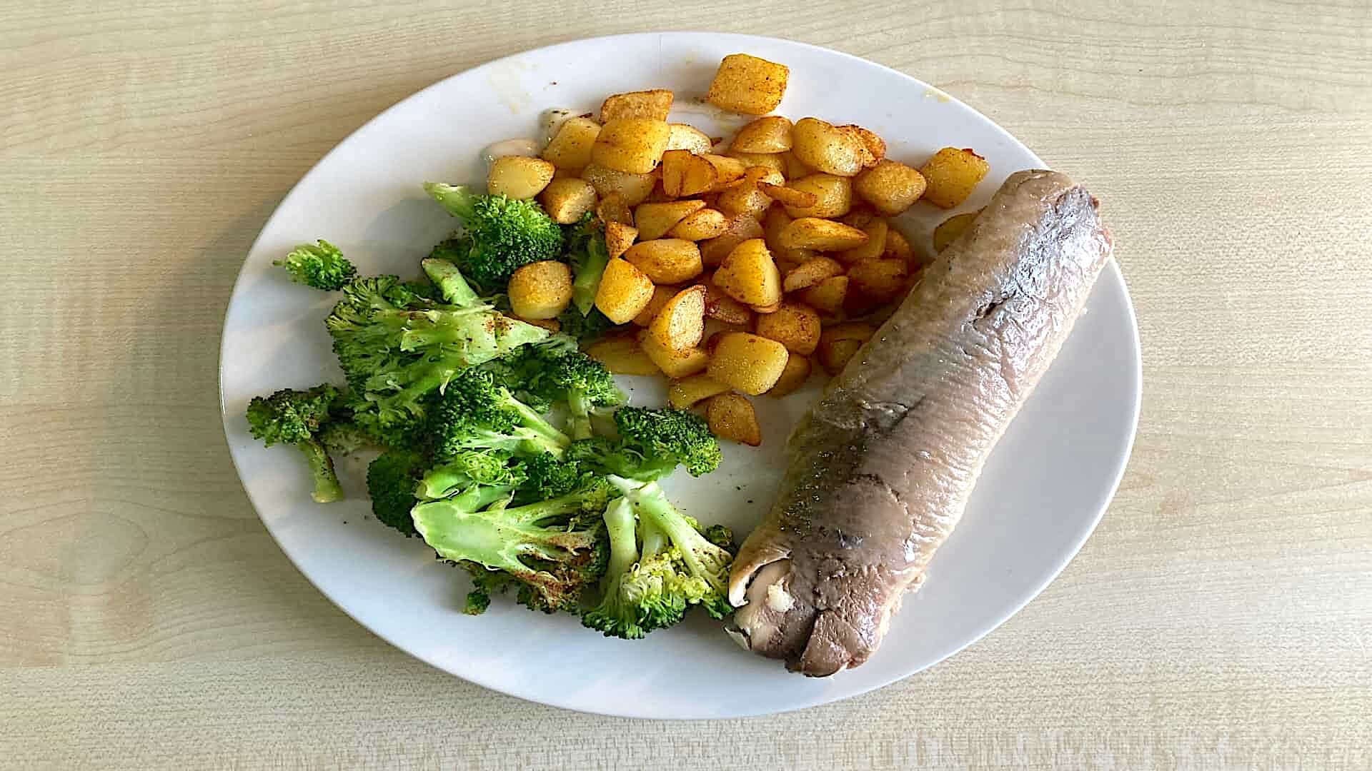 Gerookte makreelfilet met broccoli en aardappeltjes