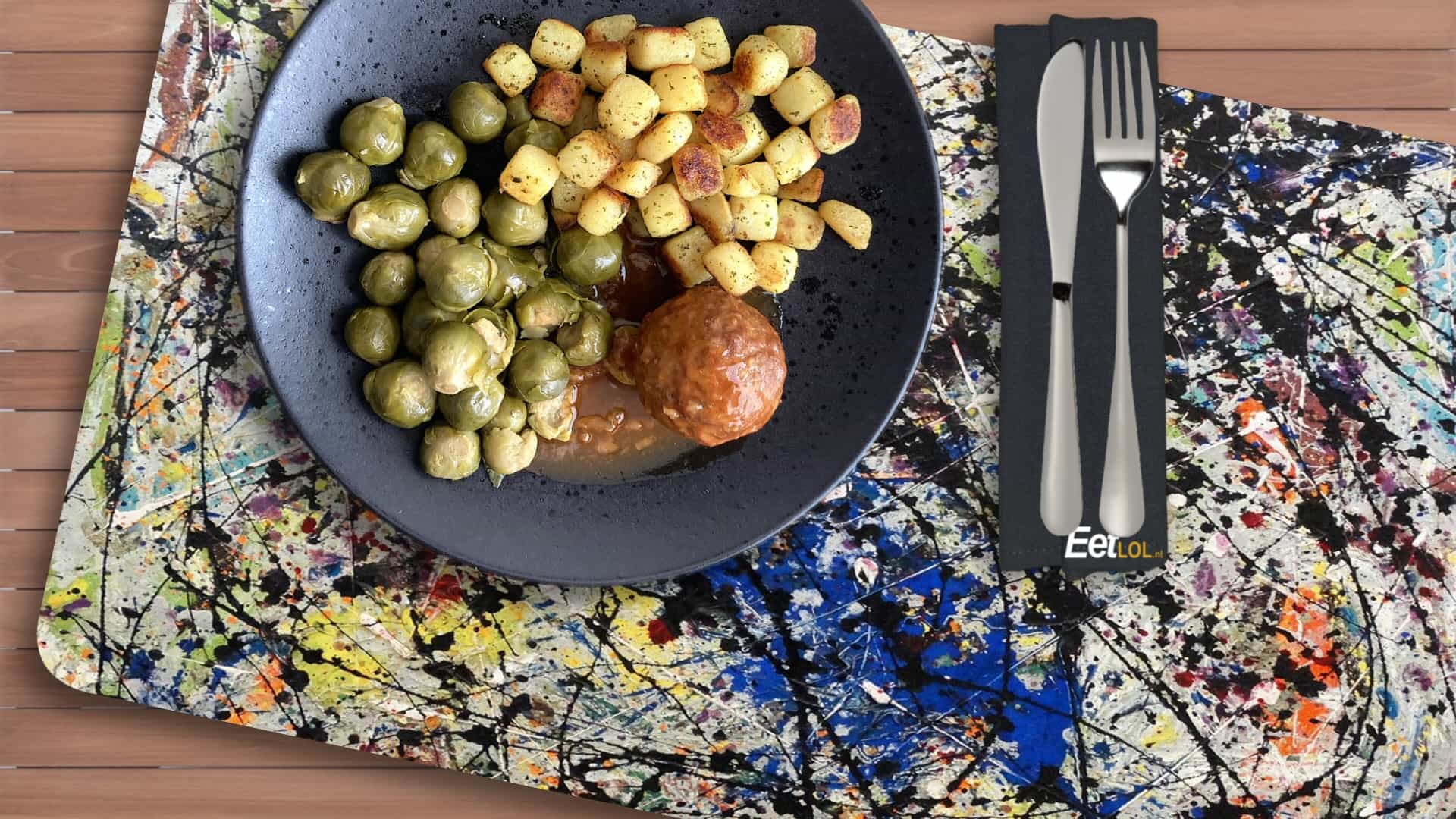 Gehaktbal met spruitjes en krieltjes