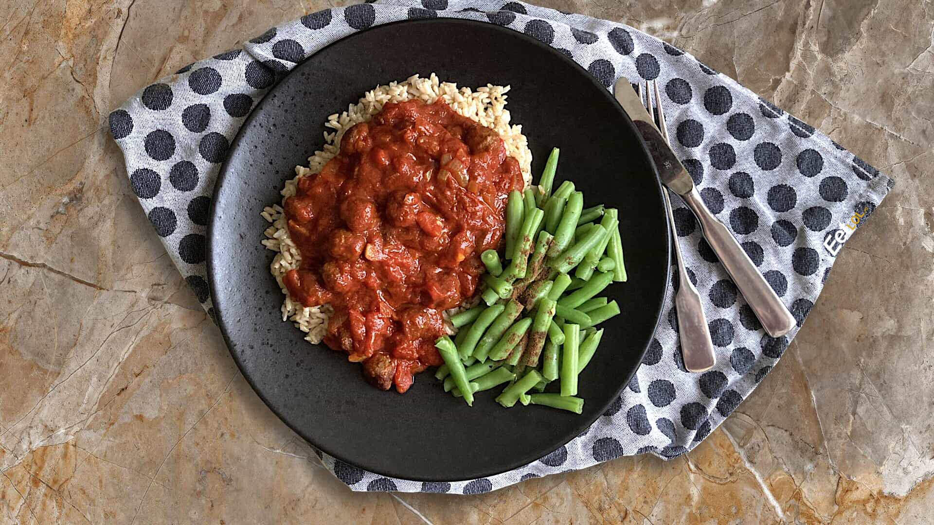 Griekse gehaktballetjes met rijst en groente (soutzoukakia)