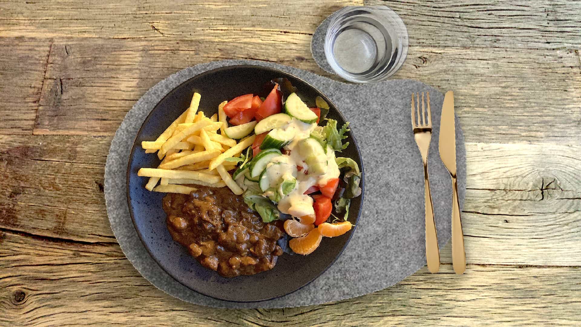 Stoofvlees kant en klaar met patat en sla