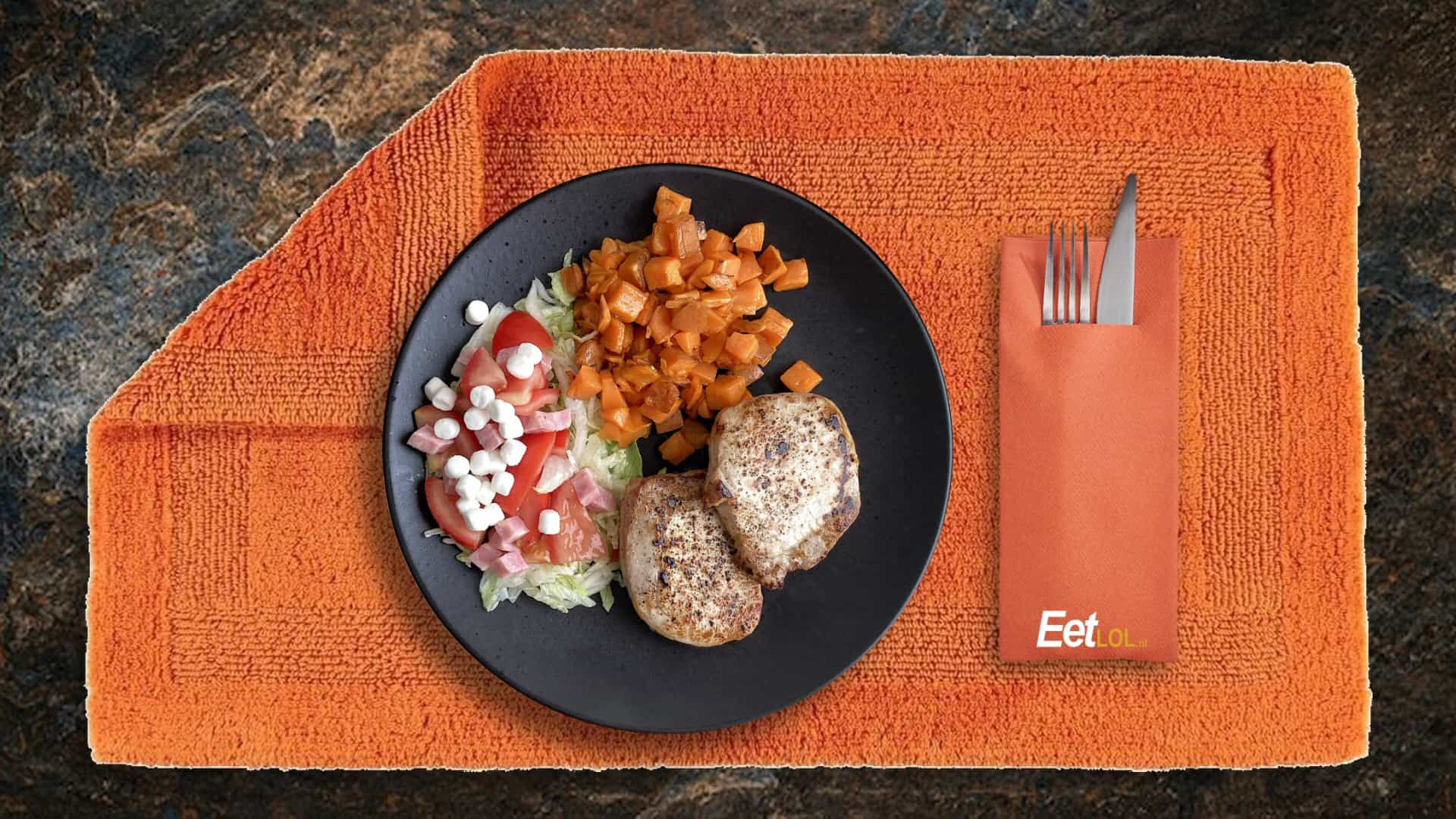 Varkens Ribey met zoete aardappel en sla