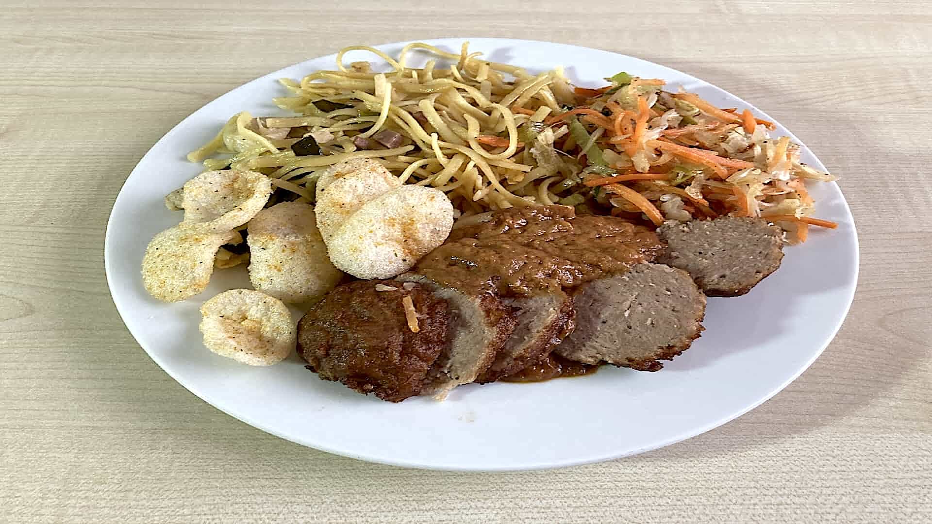 Bami Goreng met gehaktbal, satesaus en groenten