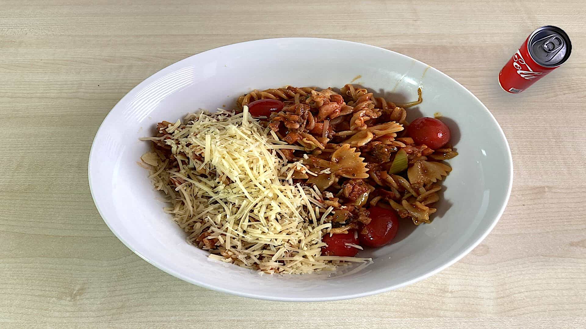 Macaroni met gehakt, pastasaus en spekreepjes