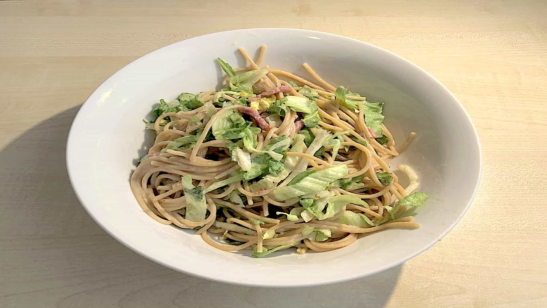 Spaghetti carbonara met andijvie en spekreepjes