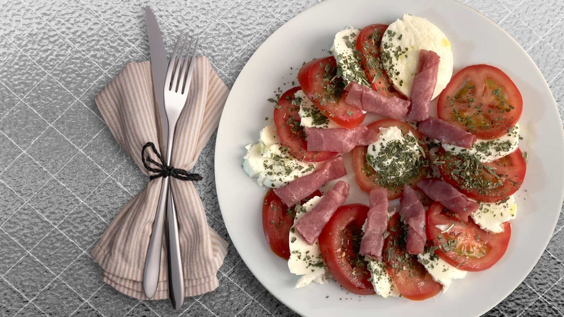 Tomaat mozzarellasalade