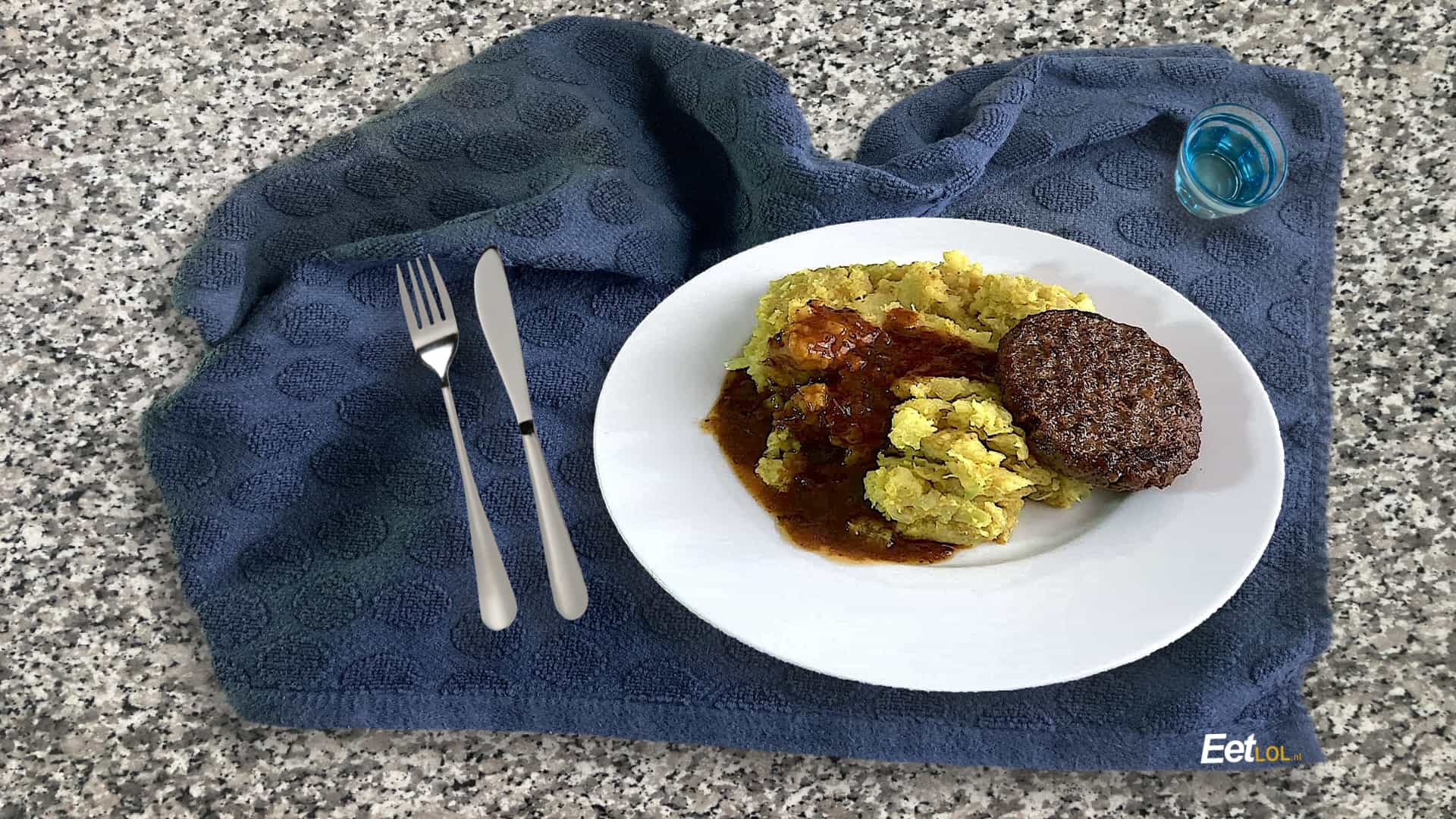 Spitskool kerrie stamppot met vegan hamburger