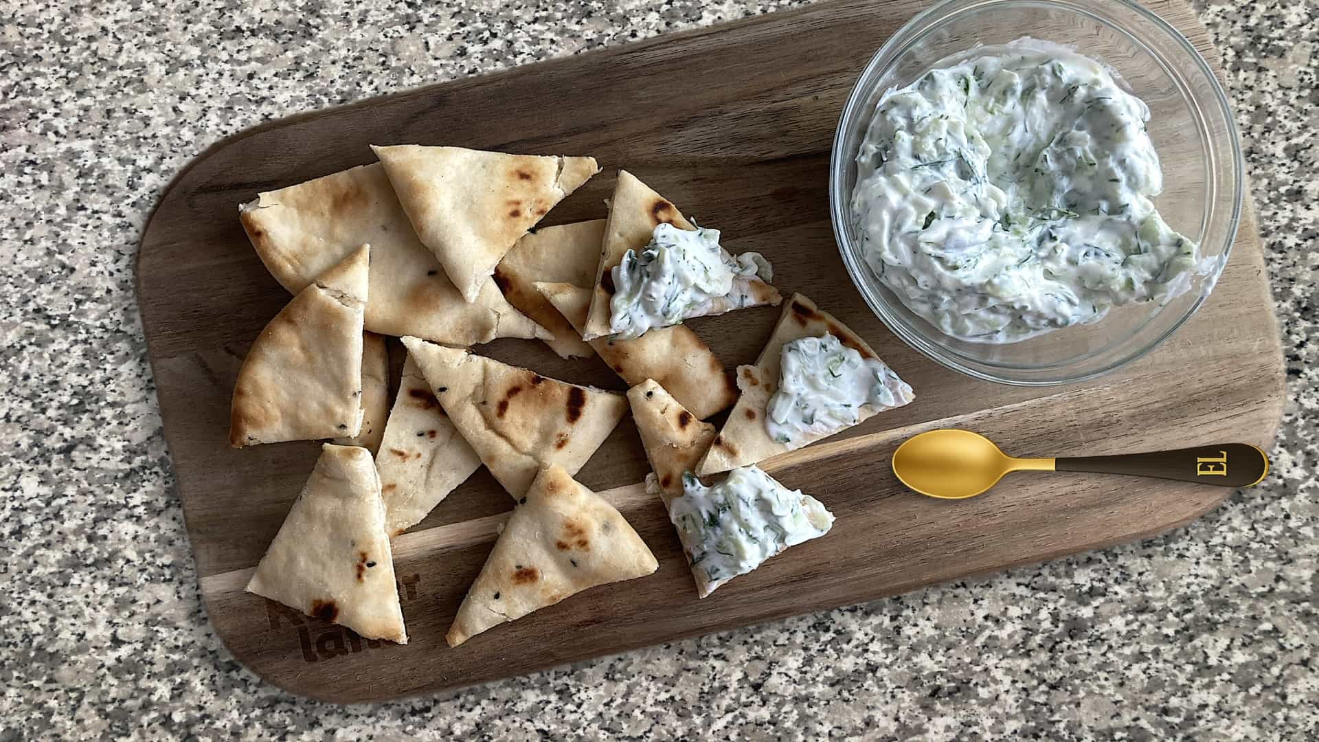 Naanbrood triangles met tzatziki
