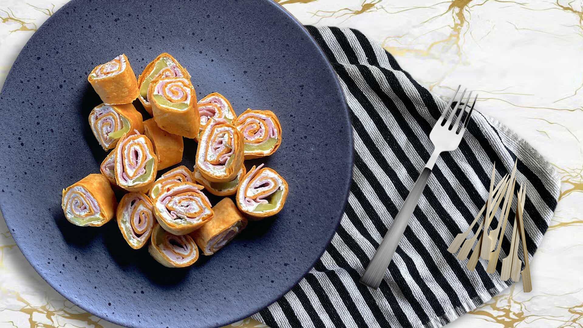 Wrap rolletjes met ham roomkaas en augurk