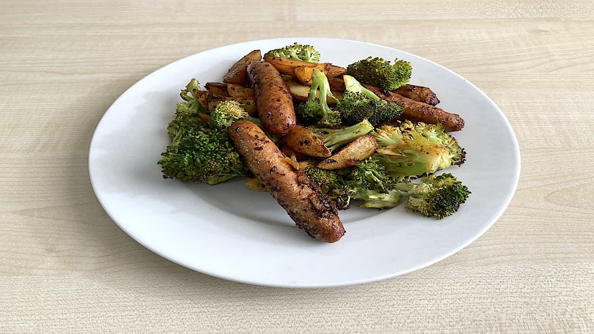 Traybake chipolata worstjes met broccoli en aardappelpartjes