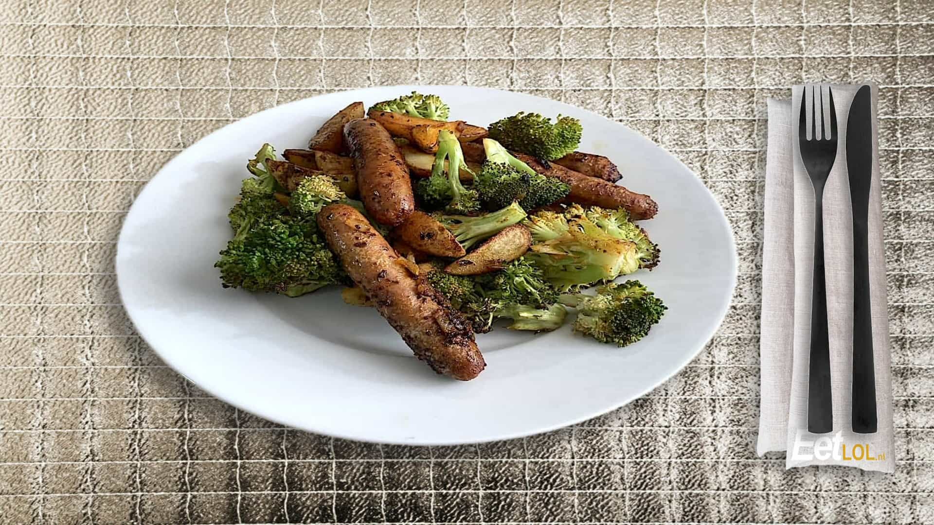 Traybake chipolata worstjes met broccoli en aardappelpartjes