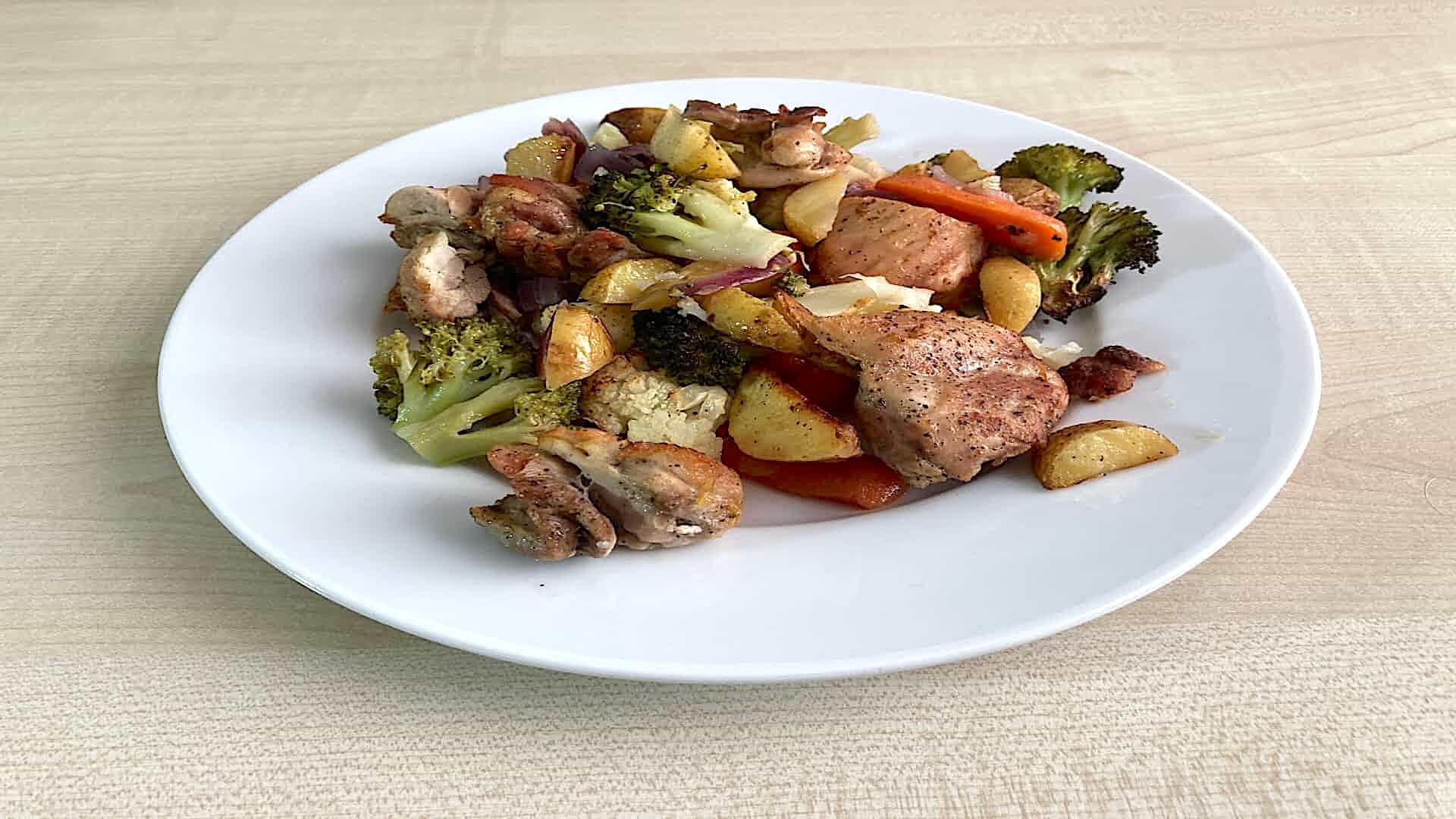 Traybake kipdijfilet met groentemix en aardappelpartjes