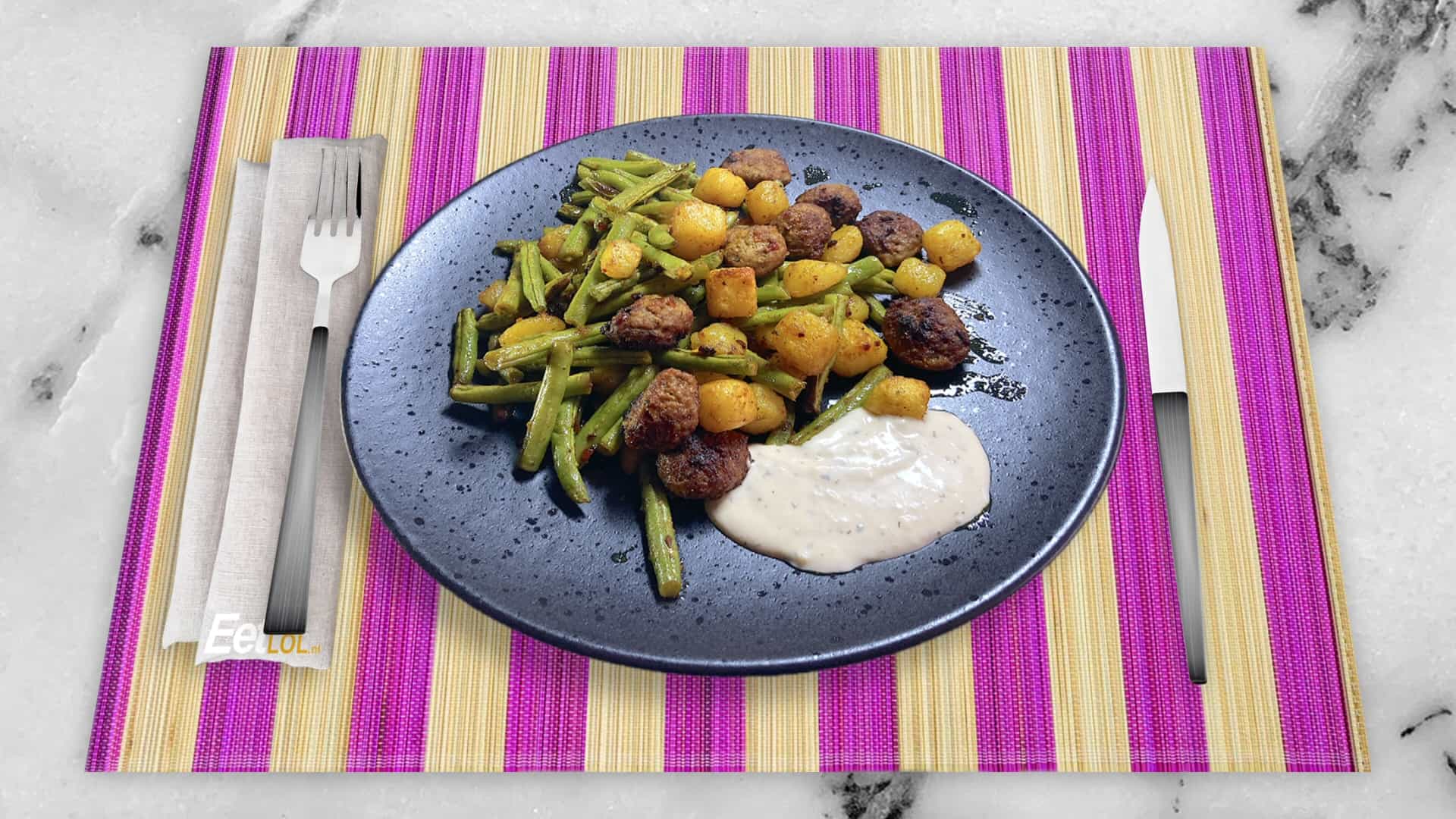 Traybake sperziebonen met aardappelblokjes, kerrie en gehaktballetjes